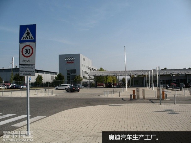探秘奧迪汽車工廠里的機(jī)器人搬運(yùn)工