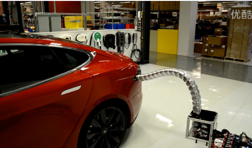 特斯拉 Model S 自動(dòng)感應(yīng)充電機(jī)器人