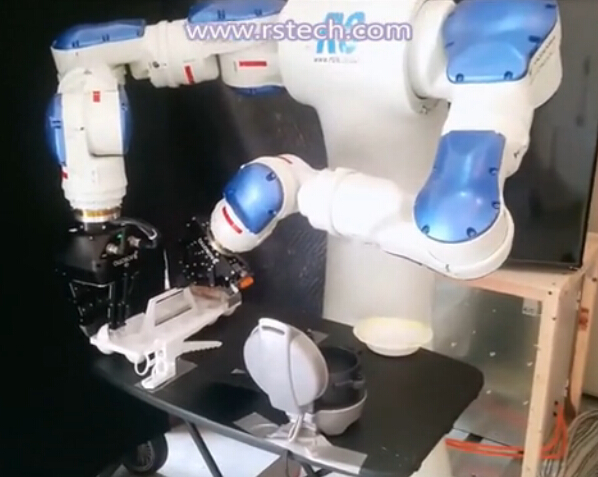 Yaskawa Motoman 雙機(jī)械臂機(jī)器人做三明治早餐