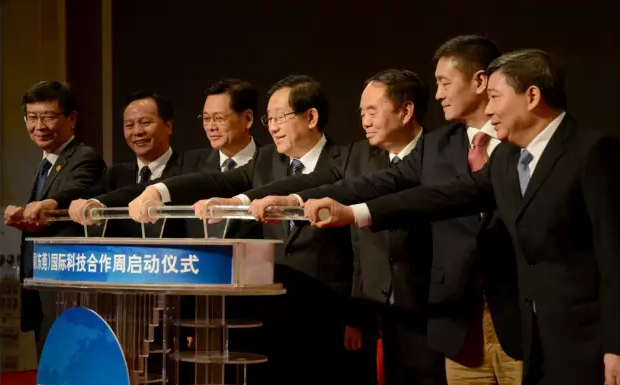廣東拓斯達與清華大學簽訂機器人合作協(xié)議