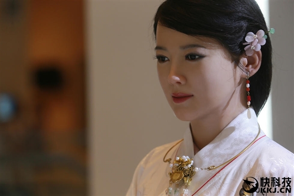 中國日本美女機(jī)器人對(duì)比：一個(gè)“形”像一個(gè)“神”像