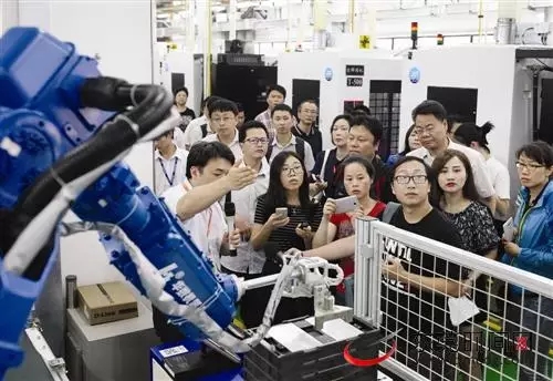 探訪莞企智能車間 機器人同時應對9種產(chǎn)品！