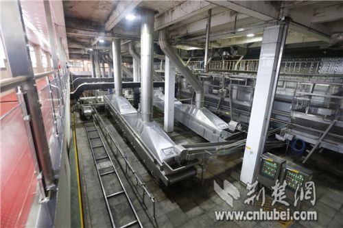 勁牌公司機(jī)器人釀酒引圍觀