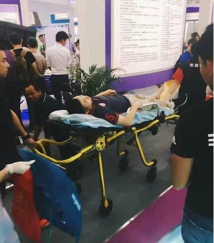 深圳高交會(huì)現(xiàn)機(jī)器人傷人事件：傷者已被擔(dān)架抬走