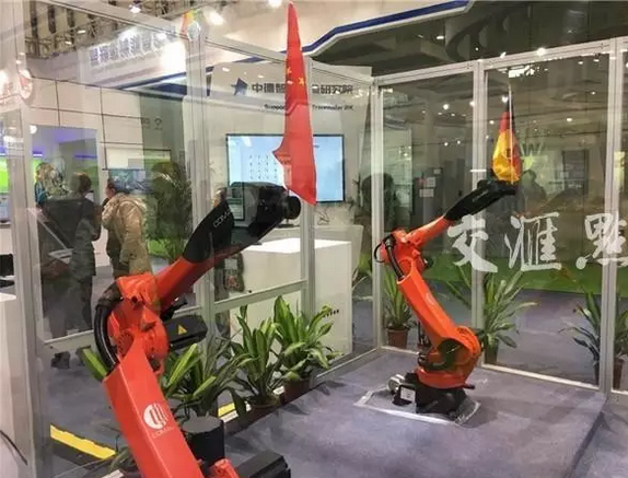不可思議！微信上打字就能控制工業(yè)機器人