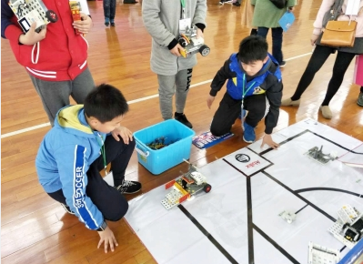 青少年機(jī)器人大賽開賽  小科學(xué)家“腦洞大開”