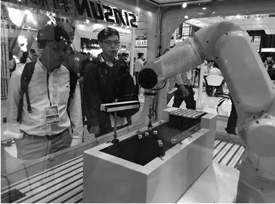 杭州新松首發(fā)新型輕量化機(jī)器人