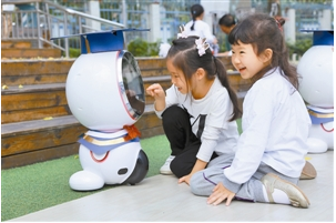 讓孩子感受科技魅力，呆萌機器人走進幼兒園