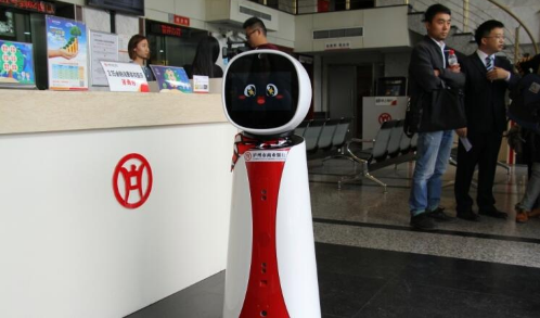 呆萌機器人現身銀行 市民覺得新奇也很實用