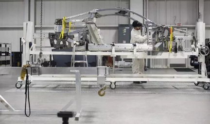 汽車組裝廠人類工人多過機(jī)器人