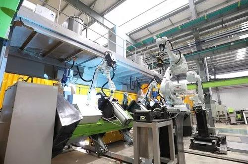 全球最大塔機智能工廠開園 有100多臺工業(yè)機器人