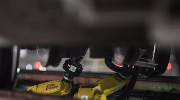 在春運動車暢跑的背后，除了一線工作人員，還有不少機器人助力。