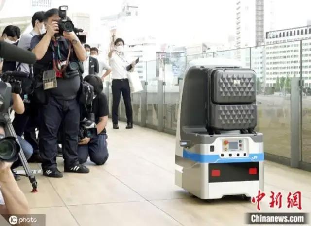日本打造“未來(lái)車站” 消毒、送餐機(jī)器人齊上崗
