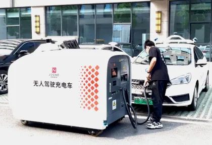 “開(kāi)卷”新賽道-已有30+企業(yè)推出移動(dòng)充電機(jī)器人